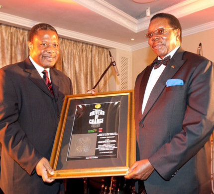 Dr Bingu wa Mutharika, President of Malawi (right), accepts the Drivers of Change Award (Government) from Dr Perks Ligoya, Governor of the Reserve Bank of Malawi and Trustee of the Southern Africa Trust