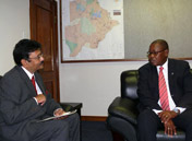 Prega Ramsamy, head of the B4D Pathfinder, sharing the concept with the Vice President of Botswana, Lt Gen. Mompati Merafhe